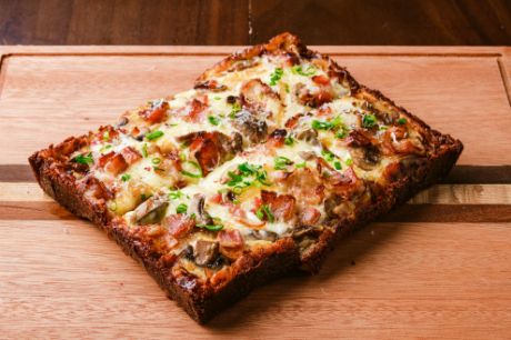 Picture of Bianca Mushroom Bacon Pizza